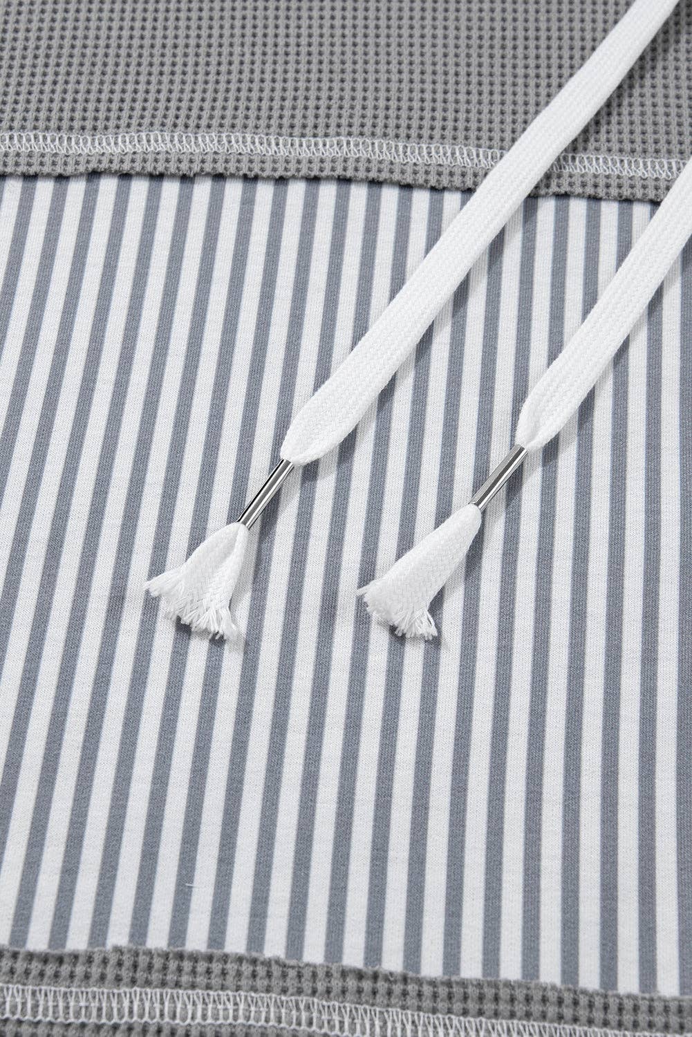 Gris Top con capucha gris de patrón mixto de punto waffle con botones a la mitad y patchwork. de venta al por mayor en Faire7