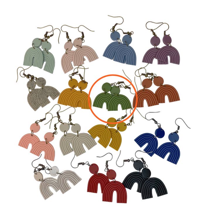 Boucles d'oreilles pendantes arc-en-ciel modernes pour la vente par Daydreams and Joy