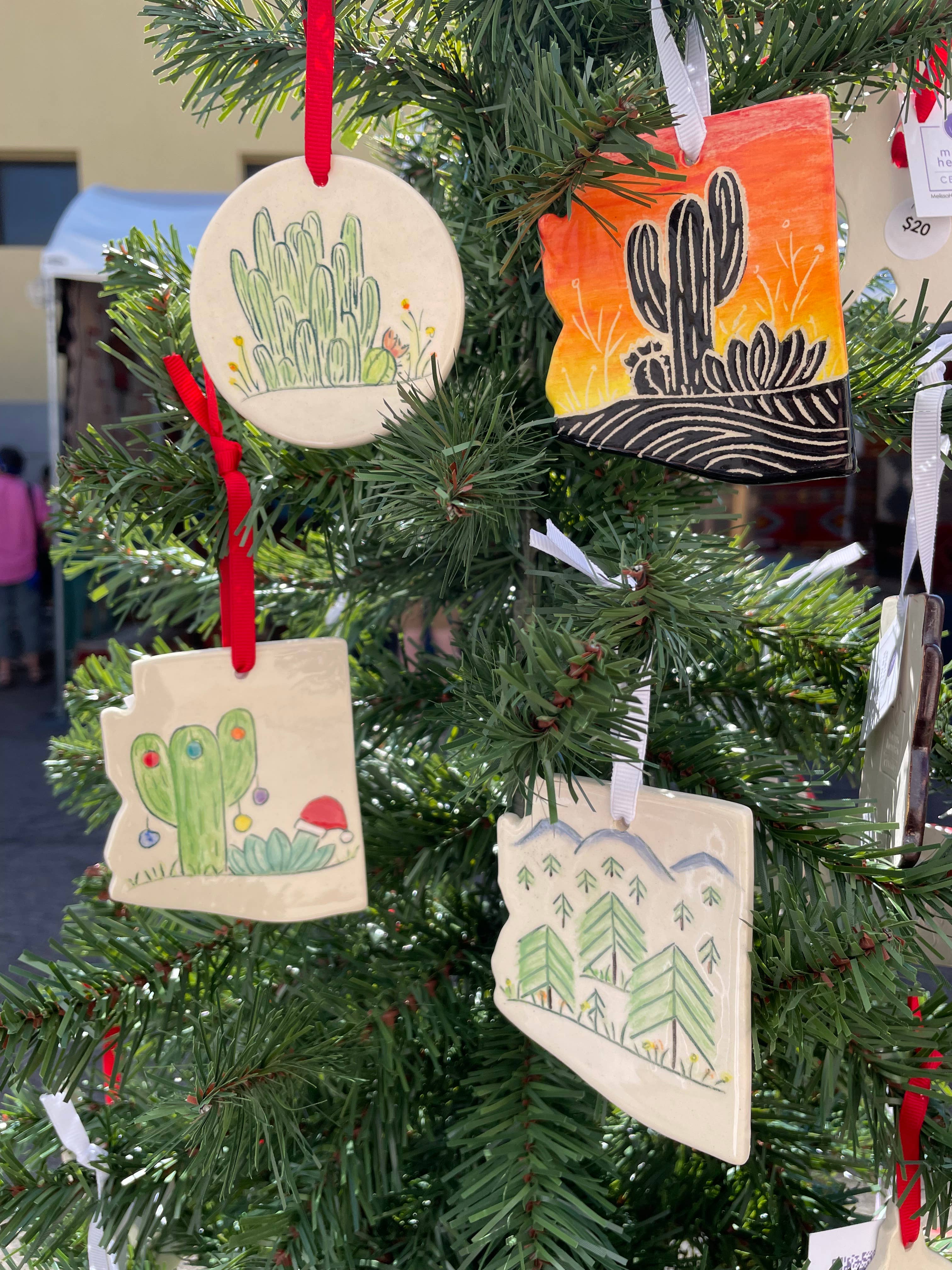 Melissa Henshaw Ceramics – wholesale Prydnad – Santa Hat Kaktusprydnad1