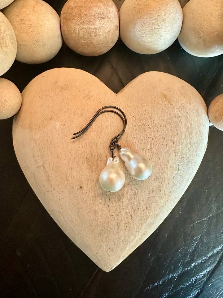 Smukke perleøreringe for engroshandel hos Satu Koru