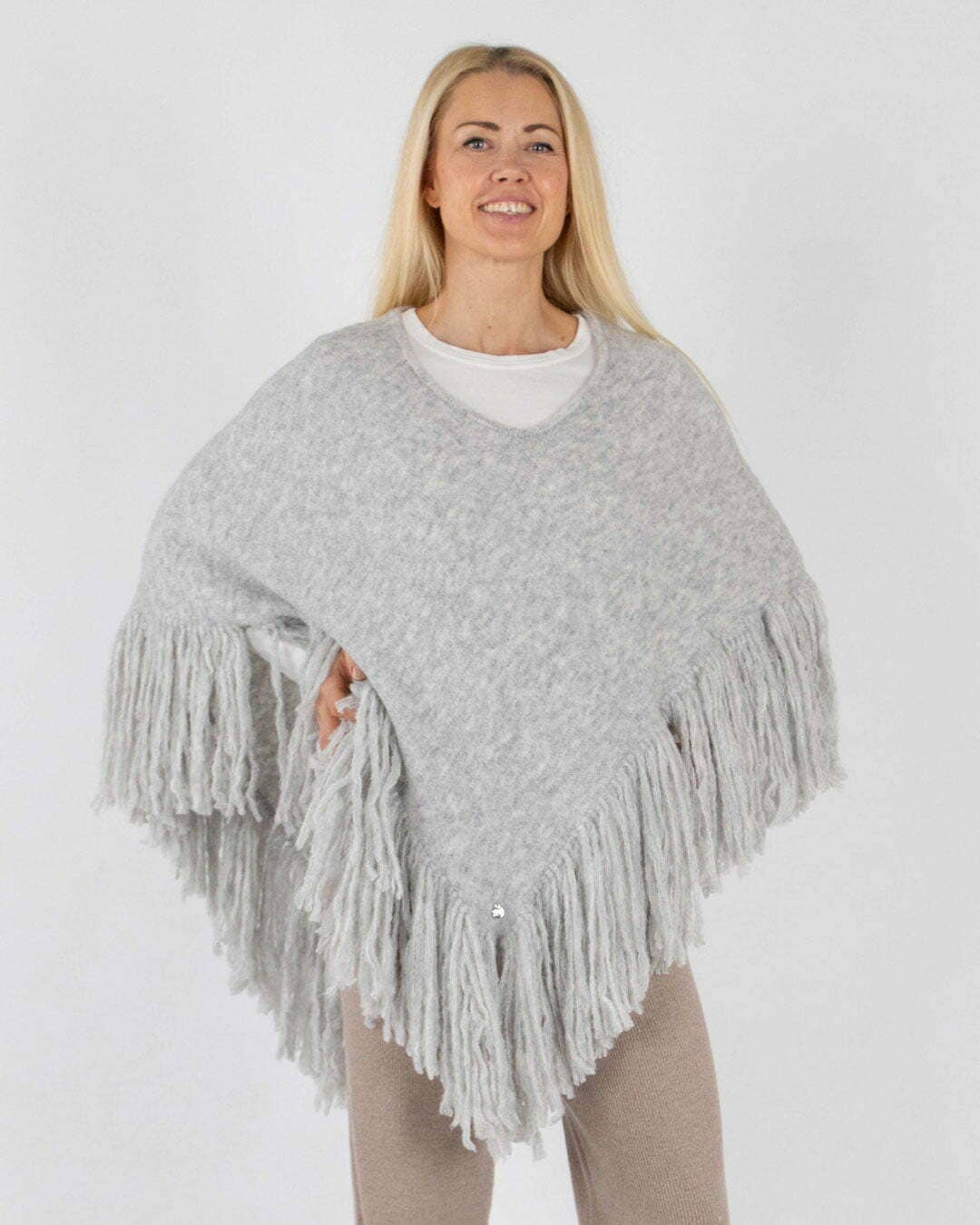 Merete Dèhn – wholesale Poncho – Women's – Sarah Poncho - Alpaca & Merino Wool1