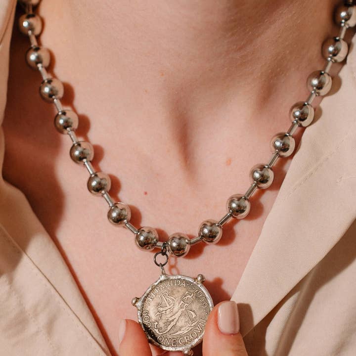 PHOEBE´S - Wholesale Pendant/Charm Necklace - Ancient Coin Necklace: A Timeless Vintage Charm