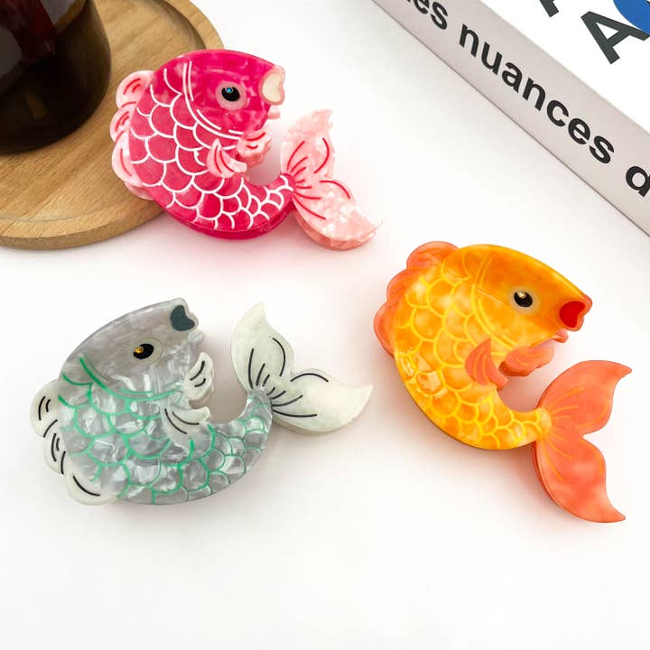 Fermaglio per Capelli a Forma di Pesce Koi Saltante, Elegante Fermaglio per Capelli in Acetato a Forma di Animale per la vendita all'ingrosso da parte di TheDivaSoap