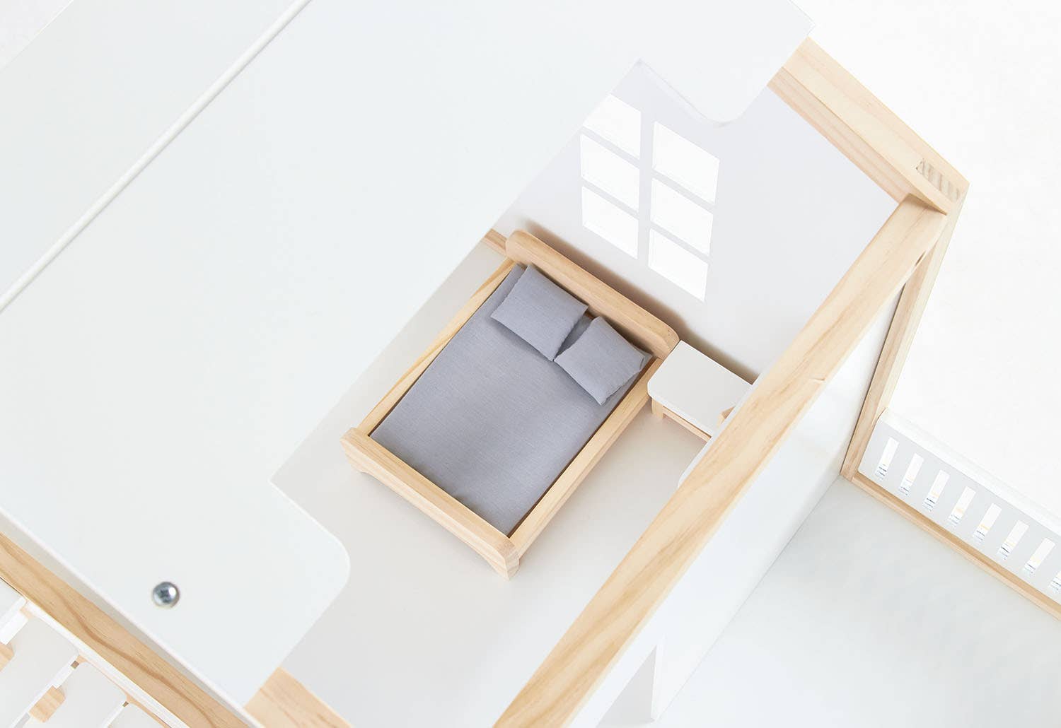 Pinolino Kinderträume GmbH – Engroshandel Tilbehørssæt til dukke - Børn – Dukkehus 'Ida', hvid med justerbare trapper, 2 etager og stor balkon4