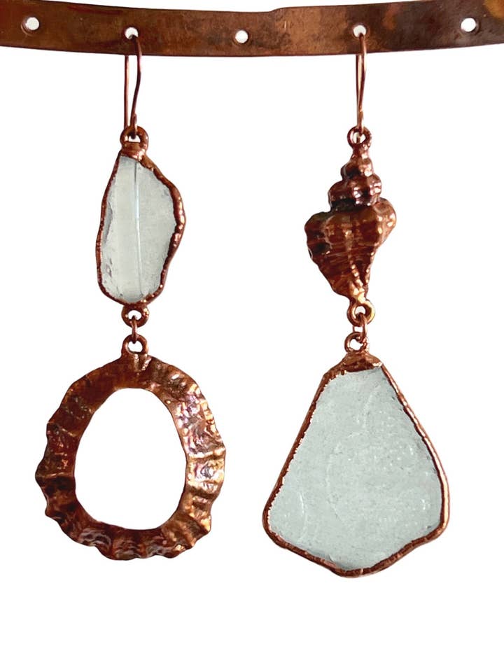 Oorbellen met ongelijke zeeglas en schelpen voor wholesale door Silver Coast Designs