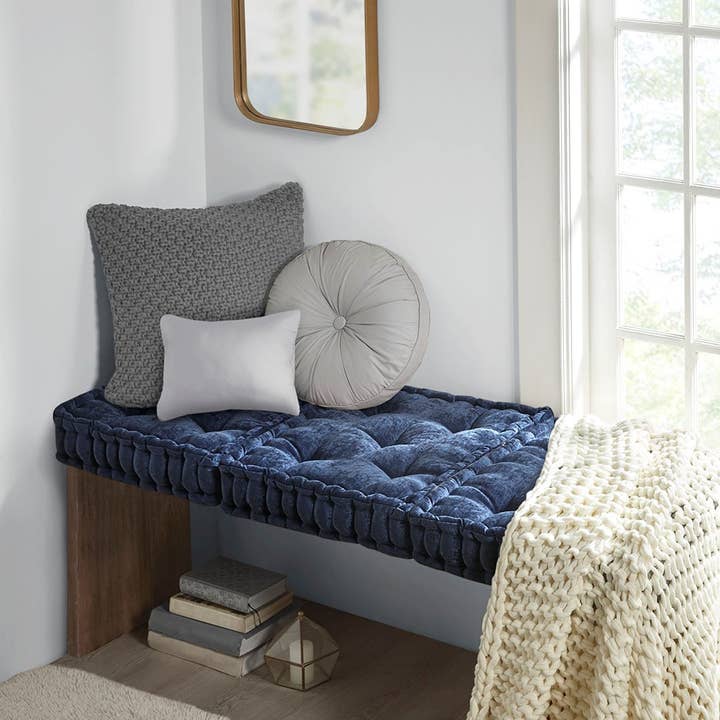 Grand coussin carré, coussin de sol, bleu marine pour la vente par Olliix