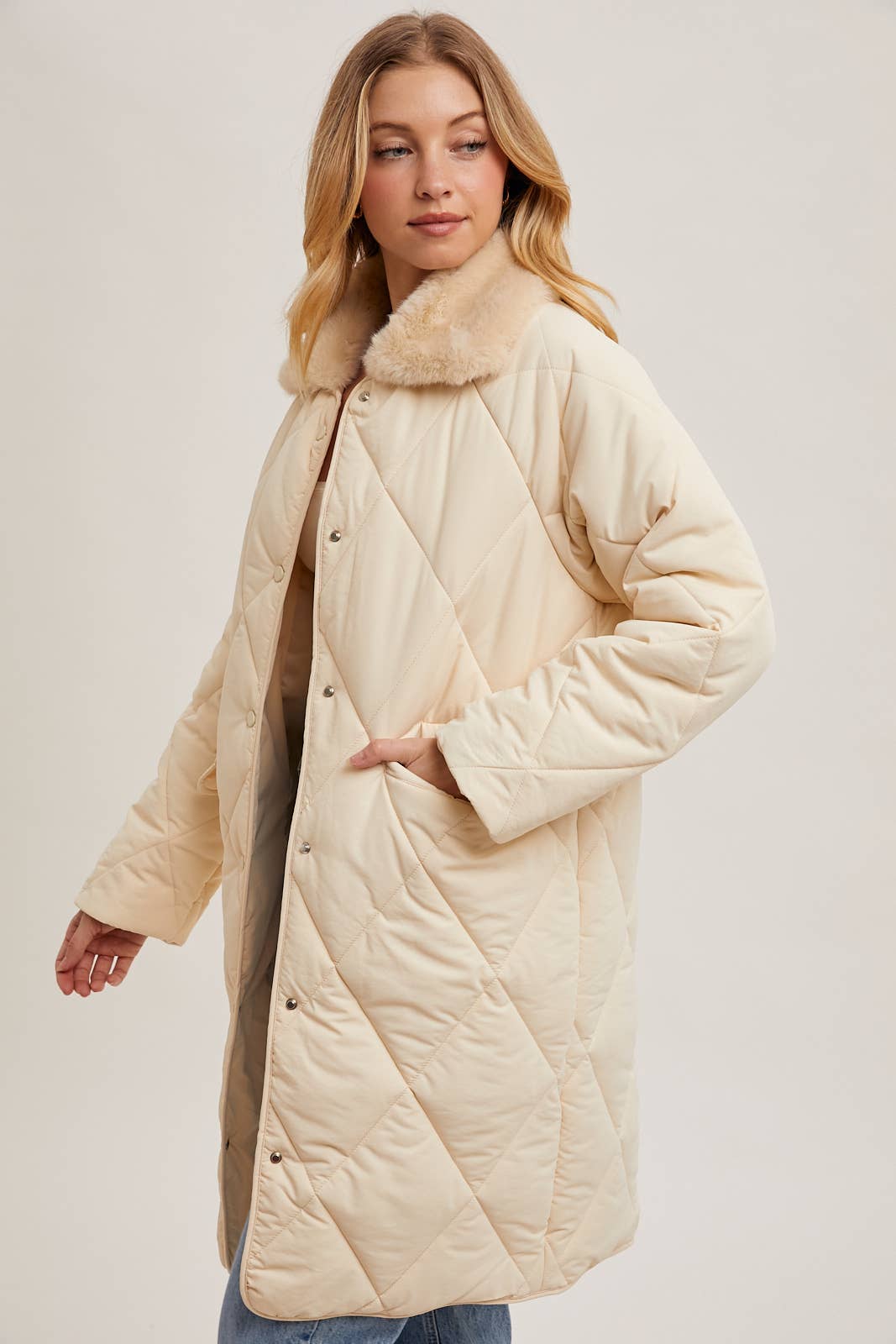 Bluivy - Wholesale Pufferjack - Dames - GEWATTEERDE MIDI-PUFFERJAS MET KRAAG VAN IMITATIEBONT EN KNOOPSLUITING12