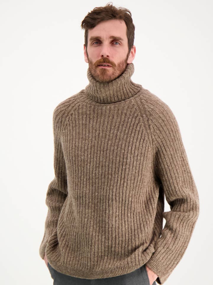 Alex Rollkragenpullover Beige - 100% finnische Schafwolle für den Großhandel von Ekta Helsinki