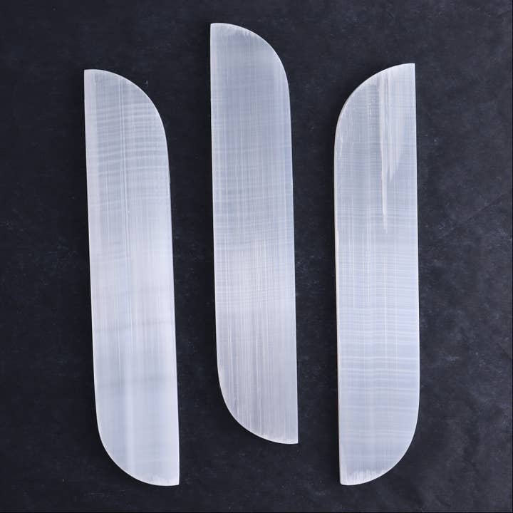 Una barra di selenite levigata con bordi arrotondati 20 cm per la vendita all'ingrosso da parte di Mi Esperanza Minerals
