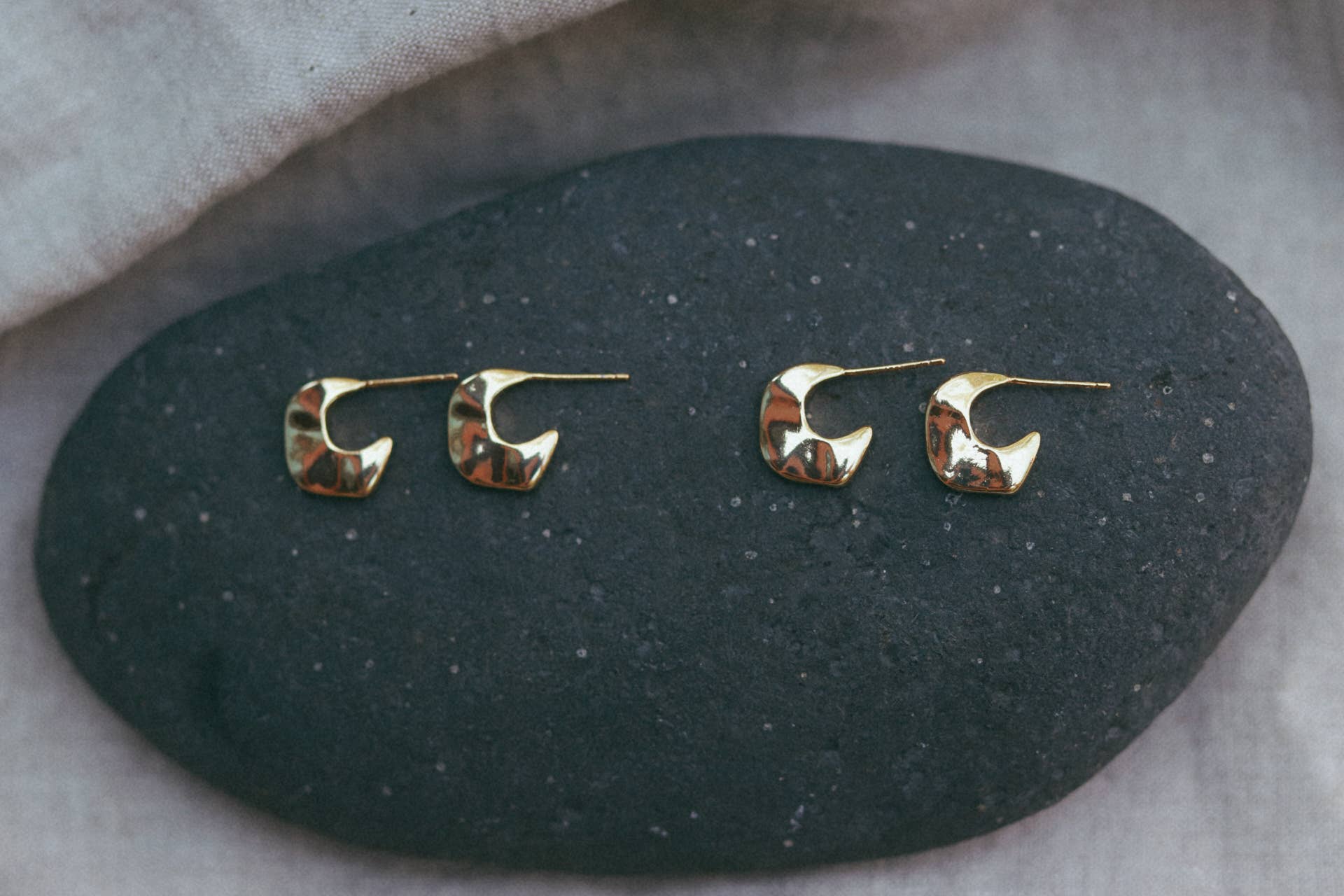 Goldie Jewelry - Vendita all'ingrosso Orecchini a cerchietto - Cerchi FLUIDITY HUGGIE2