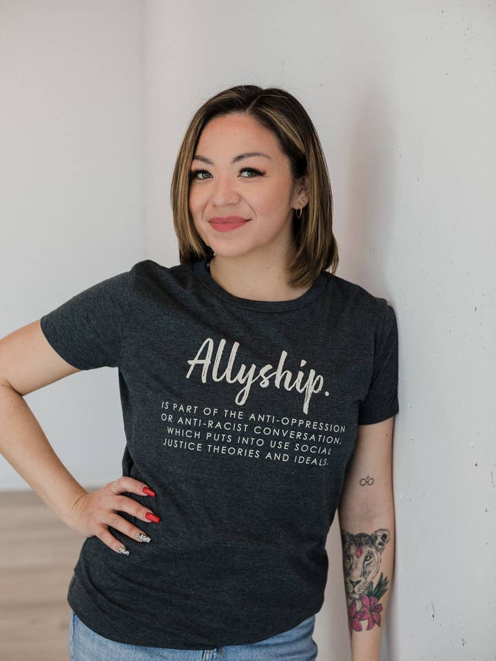 Camiseta Mujer Allyship Organic para venta al por mayor de SheNative Goods