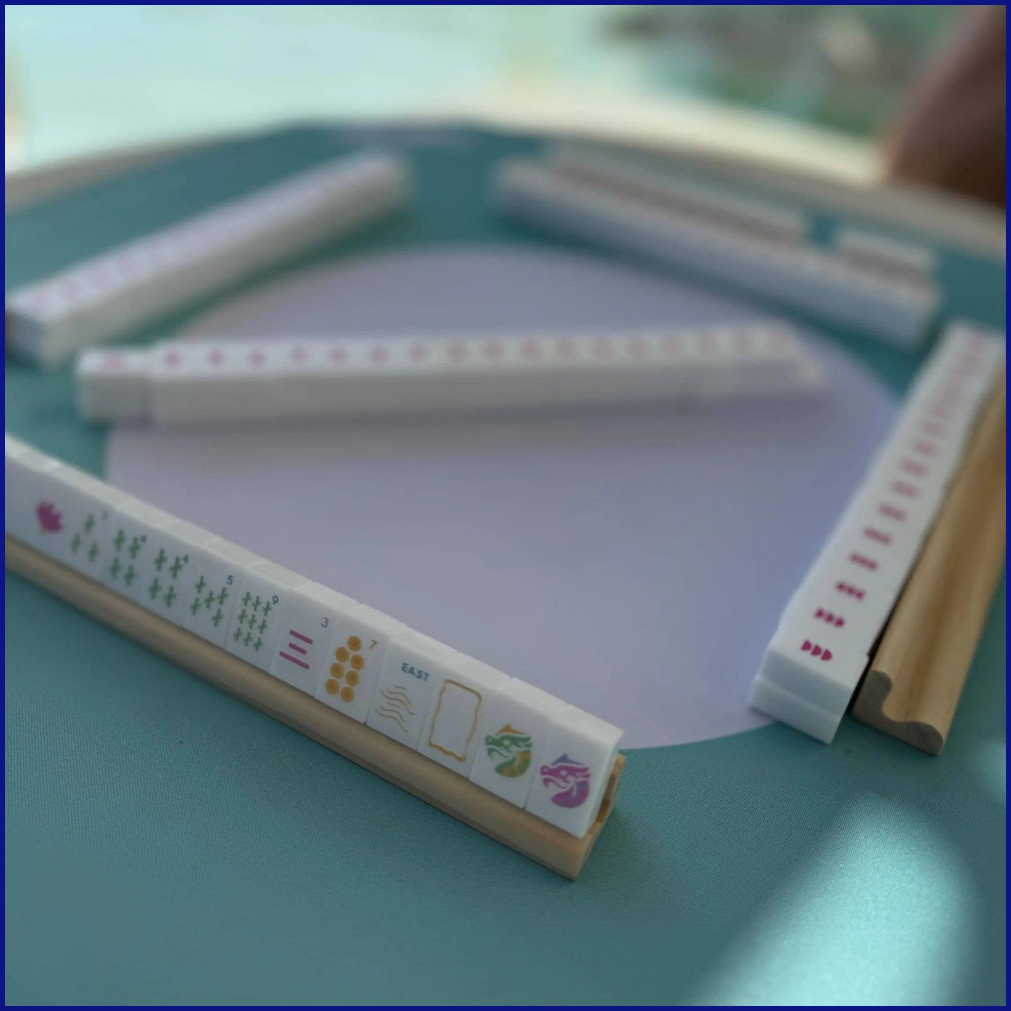 Morningside Mahjong - Venta al por mayor Juegos de mesa - Azulejos de Viaje de Arte en Relieve en Caja de Acrílico con Dados4