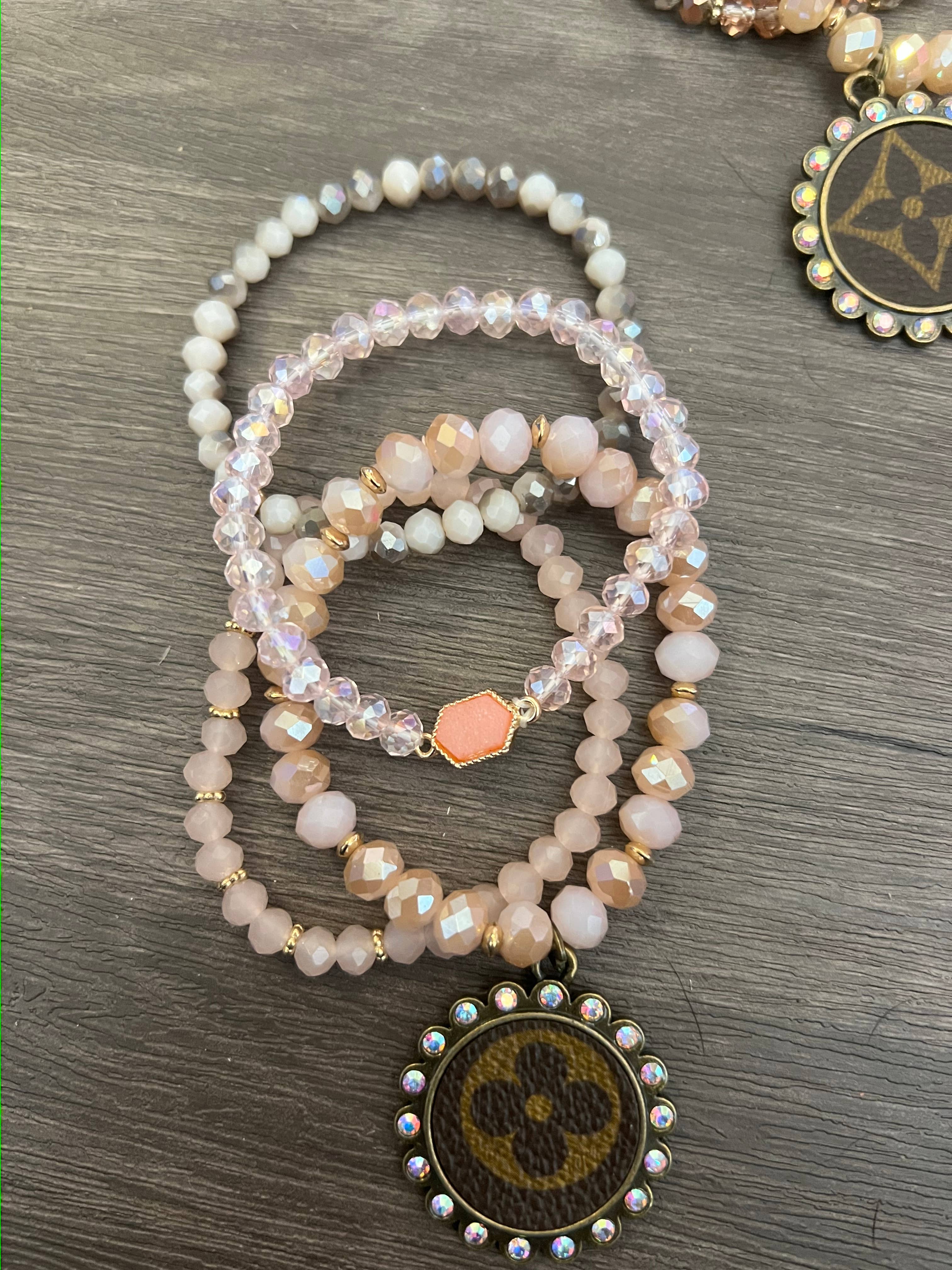 Bangles & Bourbon - Vendita all'ingrosso Parure di gioielli - pile di bracciali riciclati1