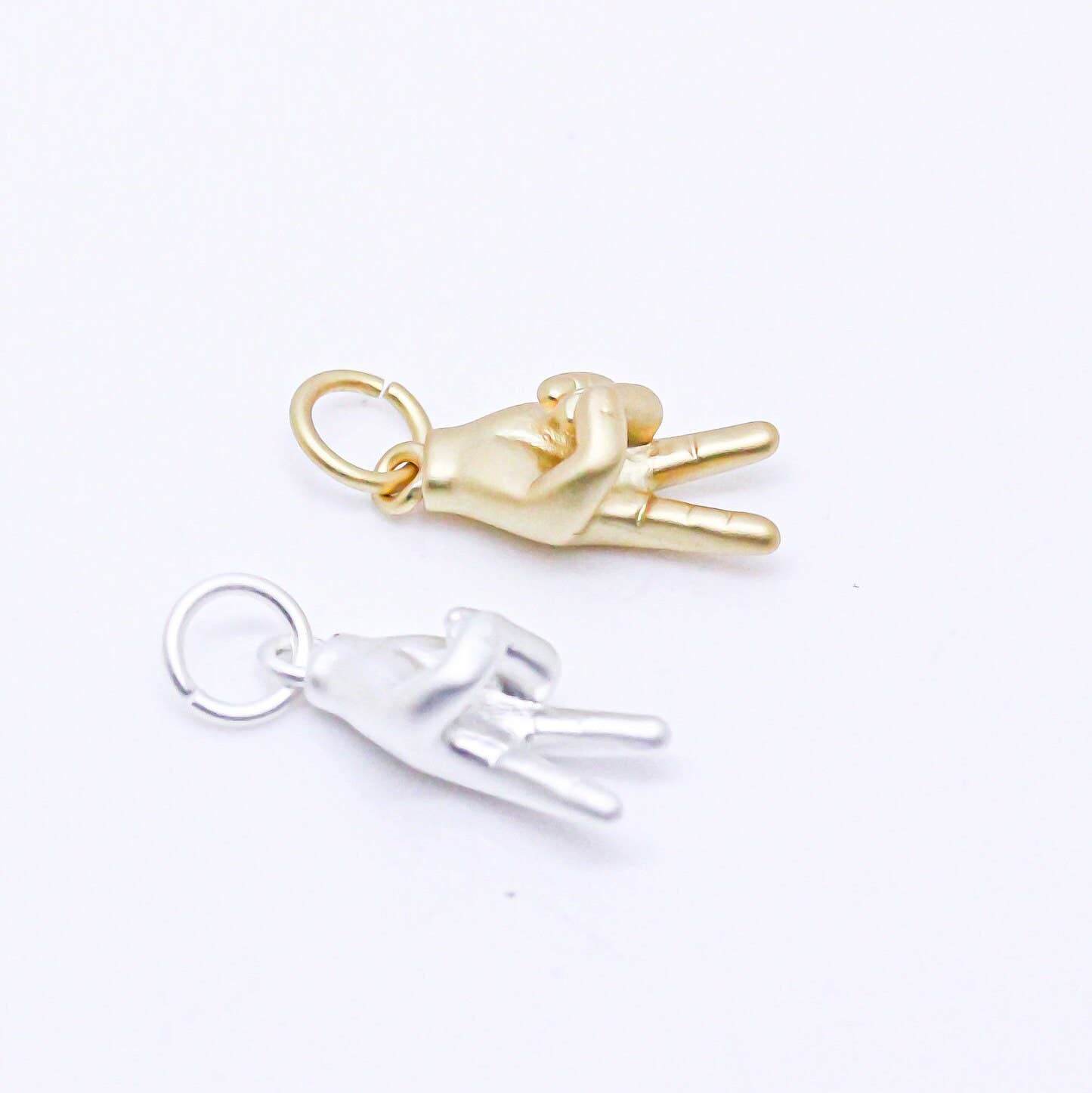 Jewel Pledge – wholesale Individuell berlock/hänge – Matt guld/silver V handtecken fredsberlock, CPG104A, CPS104B3