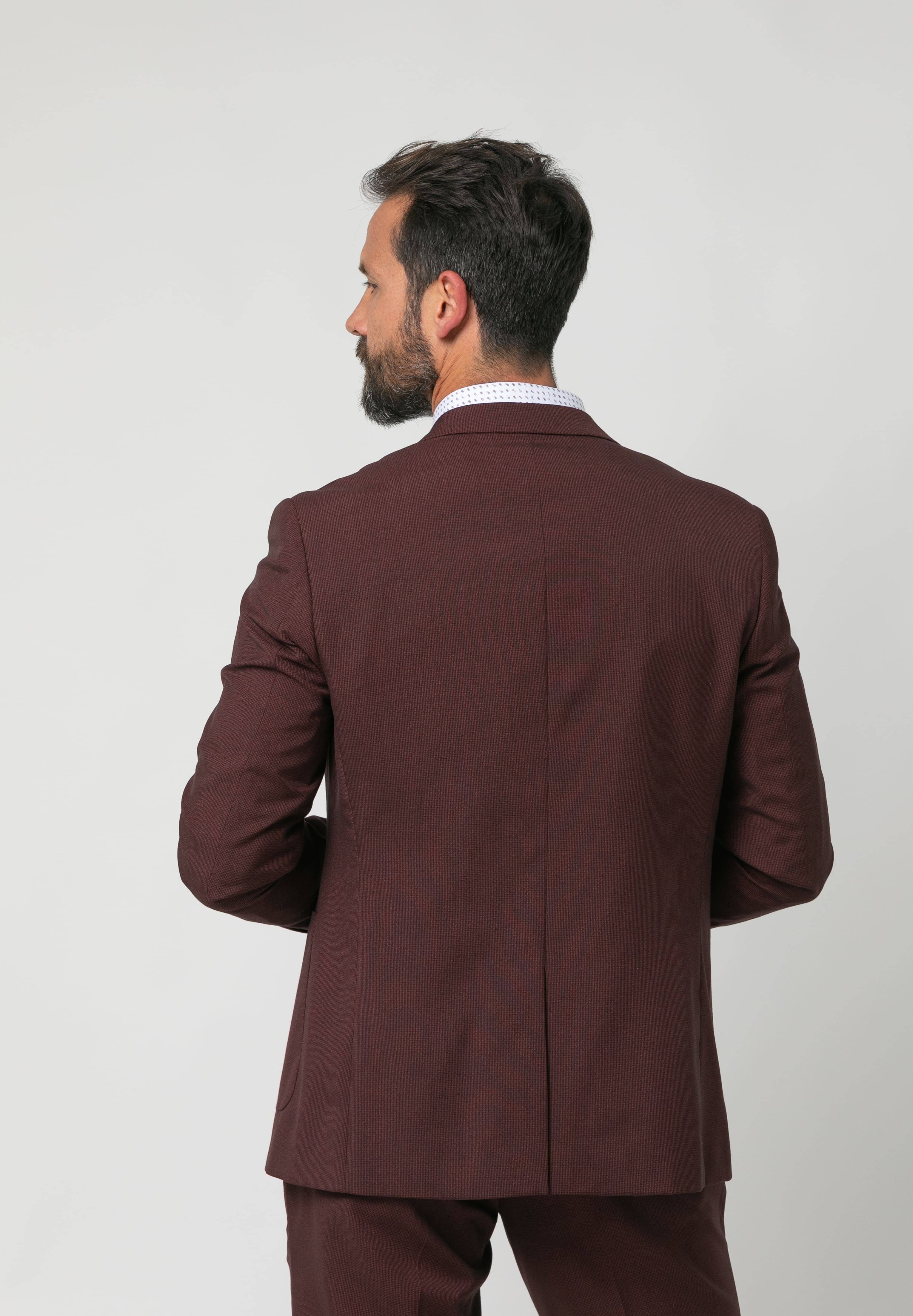 Rojo- Granate Traje Slim Fit Falso Liso con Solapa Pico y Plastrón Rojo granate – Modelo Halo de venta al por mayor en Faire1