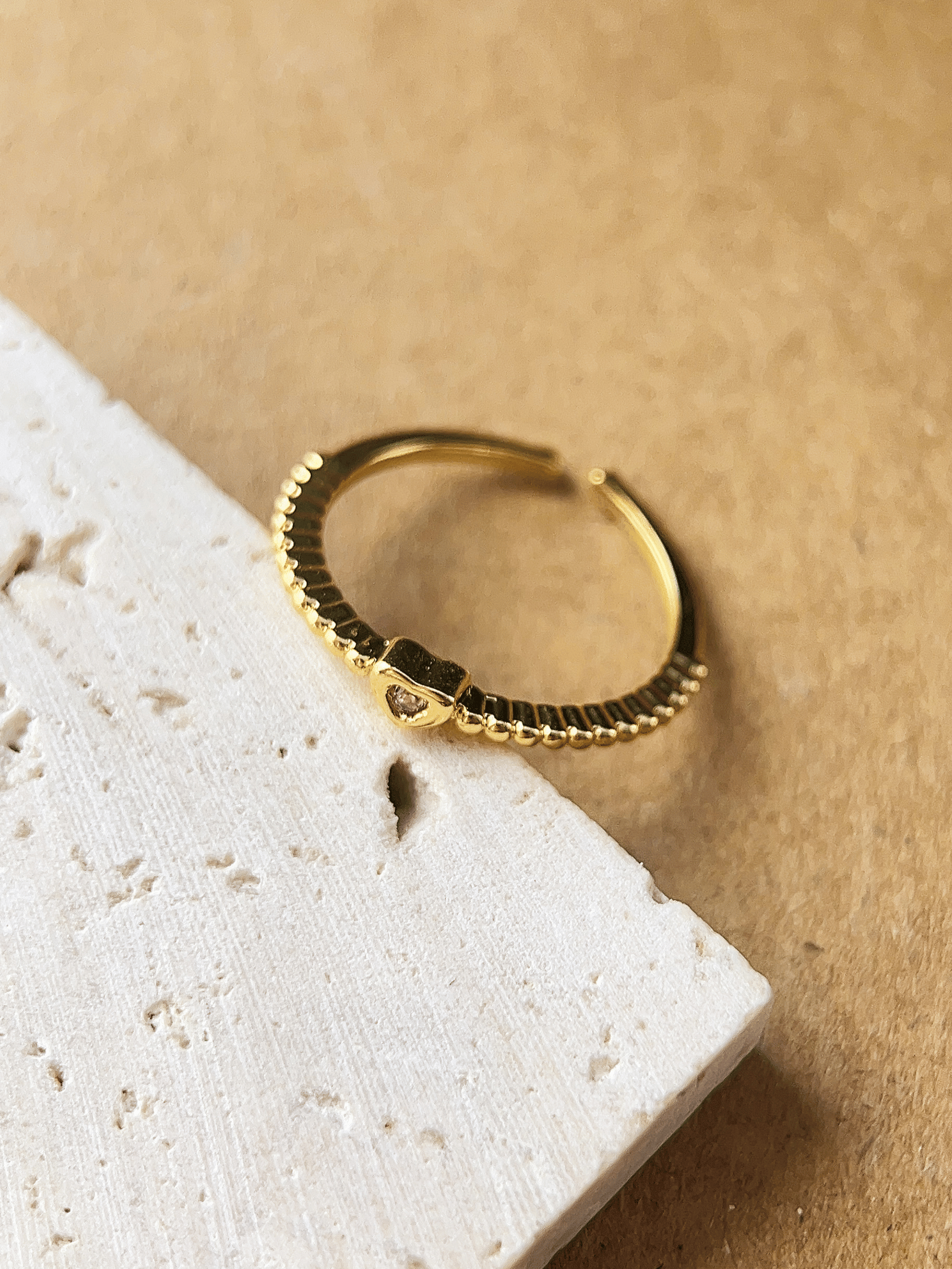 Revelari - Venta al por mayor Anillo con gemas - Anillo Abierto de Oro con Corazón y Detalle de Cristal2