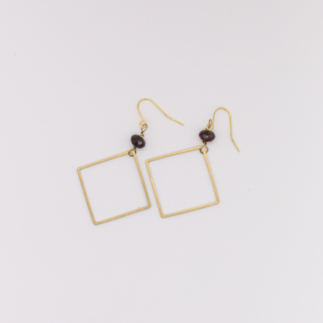 Seeds – Großhandel Ohrhänger – Julia-Ohrringe | Quadratische Anhänger aus Messing, echte Steinperlen12