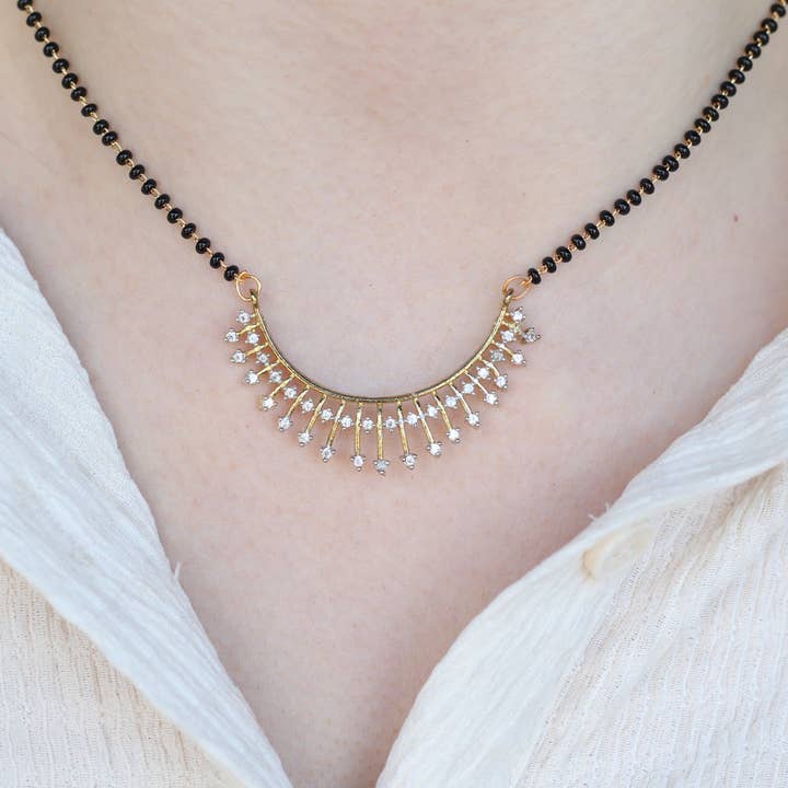 Collier avec pendentif et boucles d'oreilles en perles noires Mangalsutra en zircon argenté Nazaria indien pour la vente par The Colourful Aura