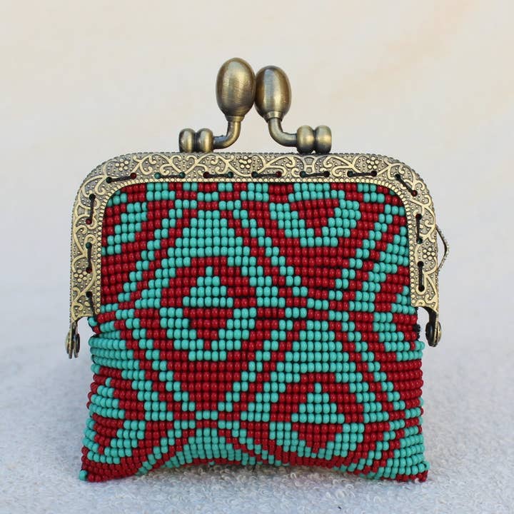 Porte-monnaie en perles de verre avec cadre en métal - Tipi pour la vente par La Casa Cotzal S.A.