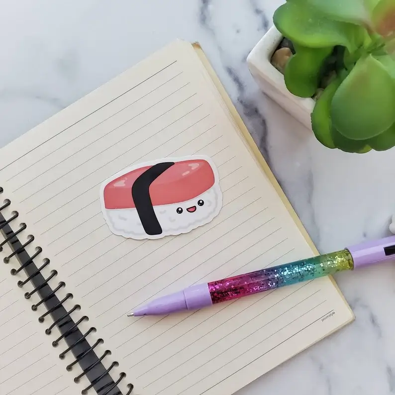 Muijistudio - Vente Autocollant - Autocollant en vinyle Spam Musubi | Sticker Spam Canned Ham Asian food1