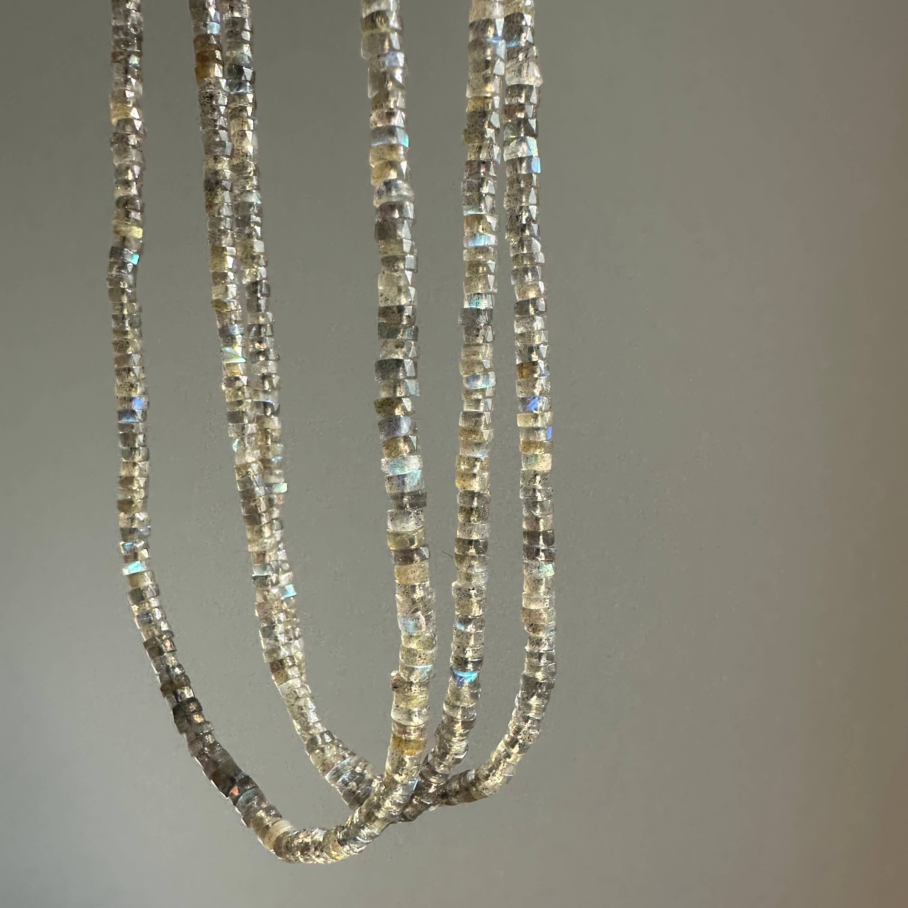 Anokhi Green | Handmade Gemstone Jewelry - Wholesale Kralen/parelketting - Labradoriet Ketting | Bleke Slanke Sieraden | Stapelketting0