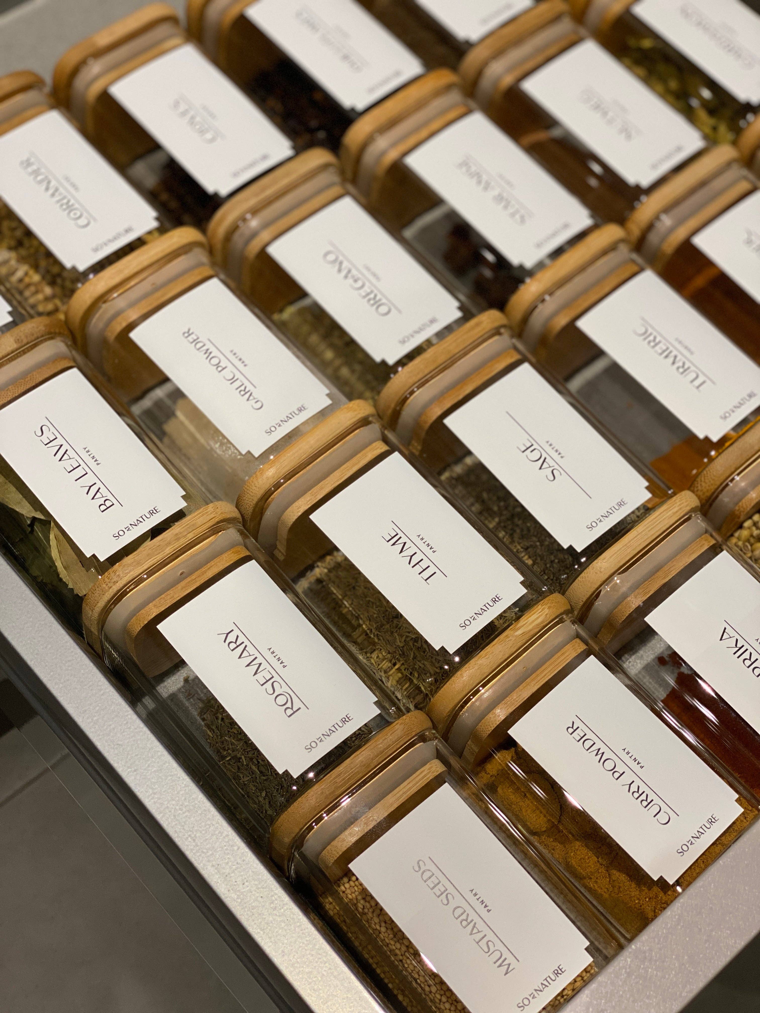 So At Nature - Vente Pots - Bocaux à épices en verre carré avec couvercle en bambou - Étiquettes personnalisables4