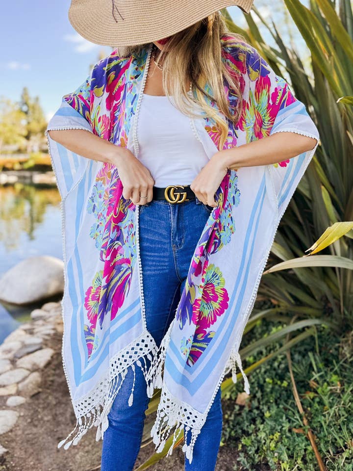 Branco Multi Kimono branco com estampa floral, detalhes em renda e tassel na barra para venda a revendedores na Faire1