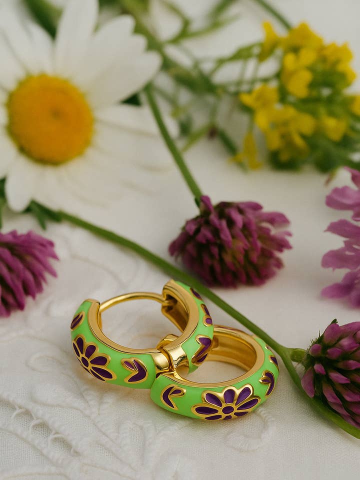 Boucles d'oreilles créoles florales bohèmes – Acier et émail pour la vente par Wild & Free