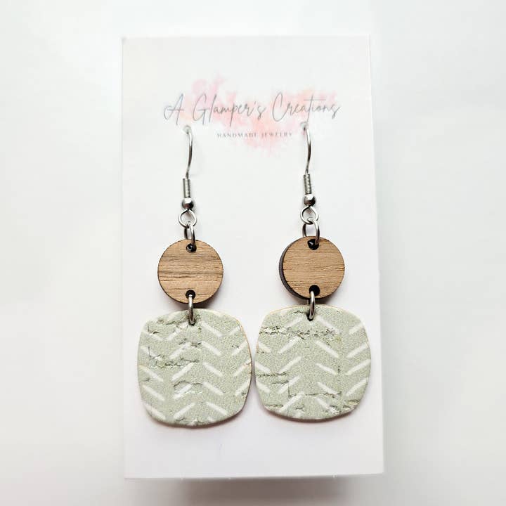 Orecchini Pendenti in Legno e Pelle con Chevron Rotto Salvia per la vendita all'ingrosso da parte di A Glamper's Creations LLC