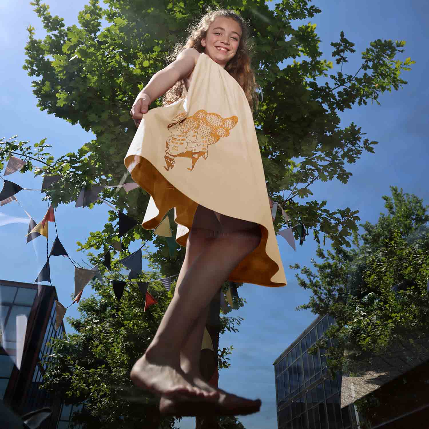 Infantium Victoria - Venta al por mayor Vestido - Niños - Vestido boho beige para niña con bordado de castillo dorado2