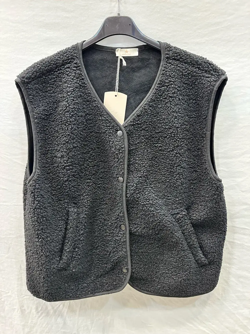 Mimi & Gogo - Wholesale Outerwear Vest - Women's - Buttoned Fleece Vest @3192_GiletMoumoute2
