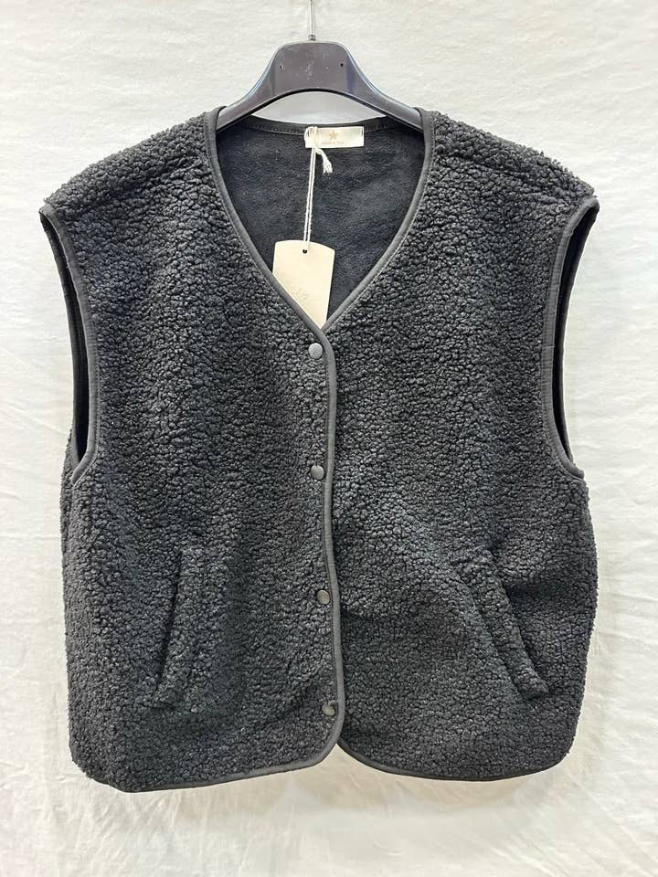 Mimi & Gogo - Wholesale Outerwear Vest - Women's - Buttoned Fleece Vest @3192_GiletMoumoute2