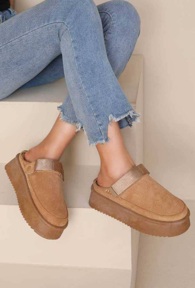 Joia Paris - Wholesale Clogs - Women's - Fur wedge clog with adjustable straps RU-162