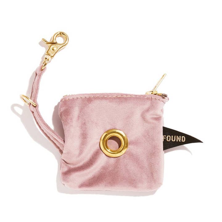 Pochette à crottes en velours rose pour la vente par Found My Animal