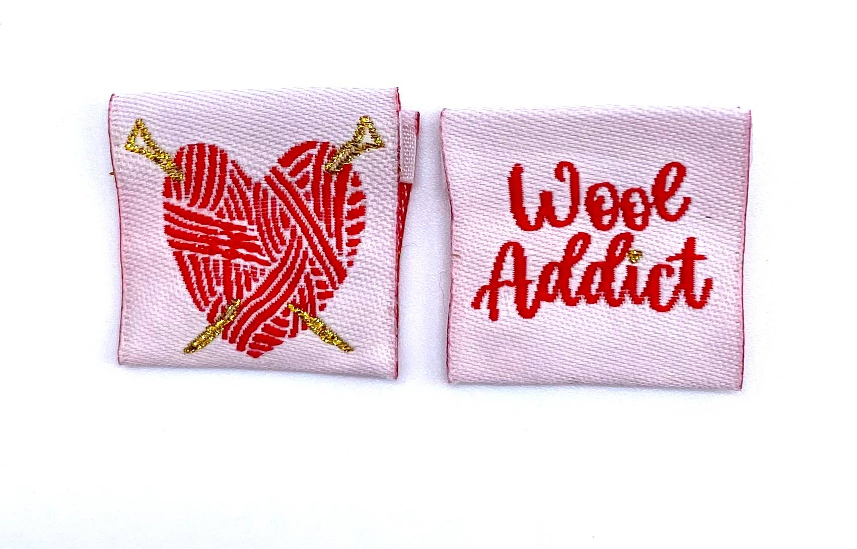 L’Étiquette Home Couture – Großhandel Bastelzubehör – Eingenähtes Gewebtes Etikett Gefaltet: "Wool ADDICT"2