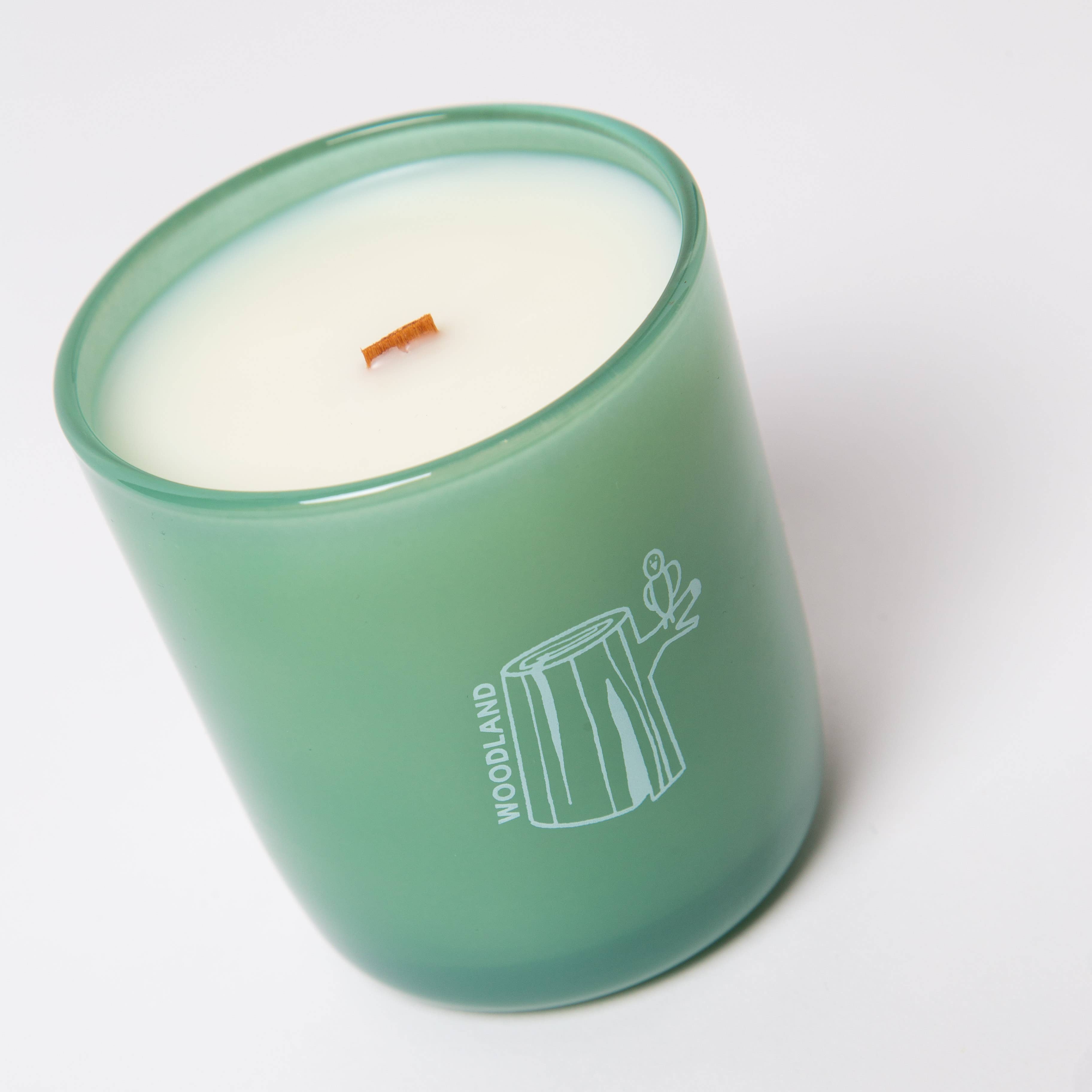 Milk Jar Candle Co. - Vente Bougie en bocal - Woodland - Bougie à la cire de soja et huile essentielle de noix de coco 8 oz2