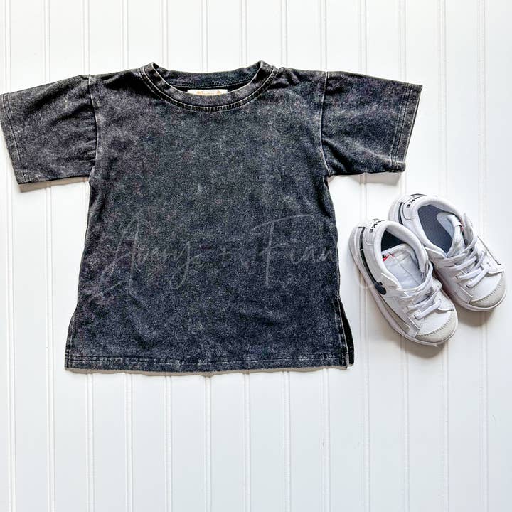 Schwarzes Mineral Washed T-Shirt für den Großhandel von Avery+Finn Co.