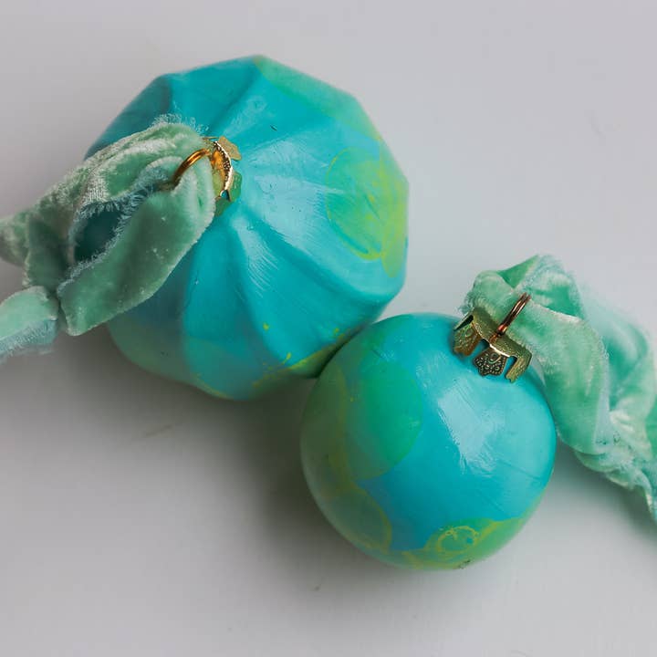 Décoration peinte à bulles vertes Seafoam | Peint à la main pour la vente par Kristin Cronic Studio