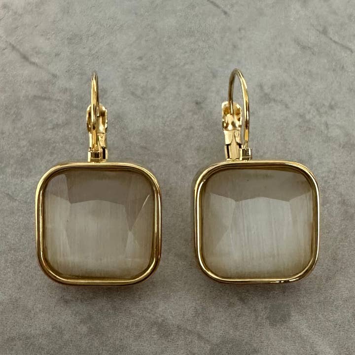 Fyrkantiga örhängen vita för wholesale av Saint Fatale