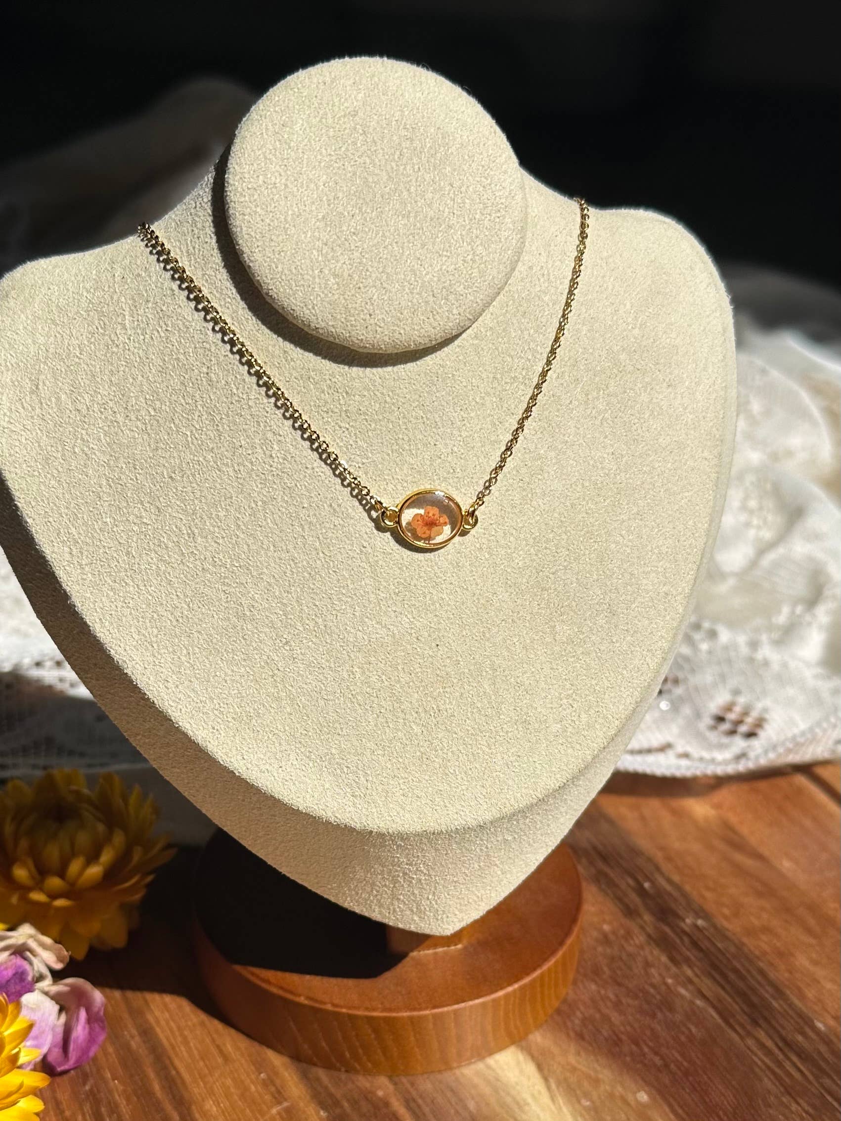 Lucky Lucky Studios – Großhandel Kette mit Anhänger/Charm – Echte Blumen-Halskette (goldene ovale Fassung)2