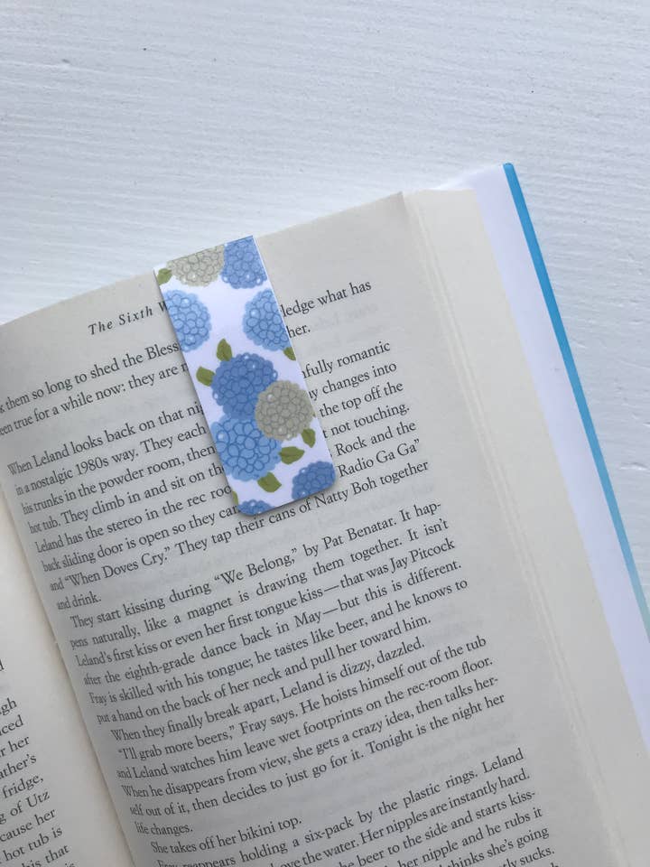 Marque-page magnétique Blue Hortensia pour la vente par Little Town Studio