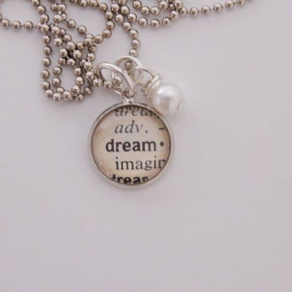 Colar com pingente “Dream” 1/2” por atacado de KraftyKash Designs