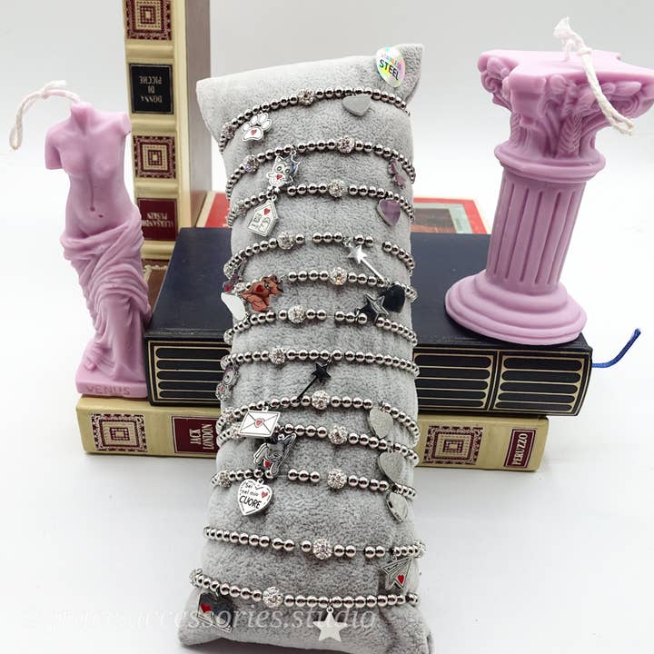 KARA ~ bracelet élastique en acier inoxydable avec pendentifs funky pour la vente par Daemon srls