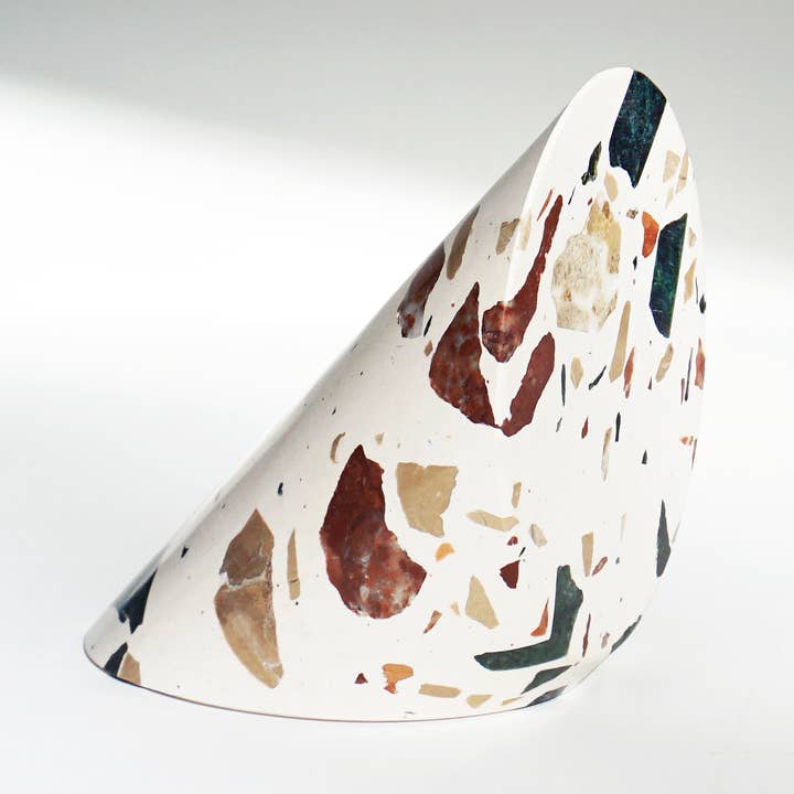 Aparador de livro SOLID em terraço por atacado de Studio Hausen