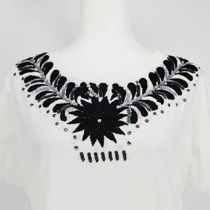 Hand Broderet T-Shirt -Hvid- Sort, Hvid & Sølv for engroshandel hos My Little Maria