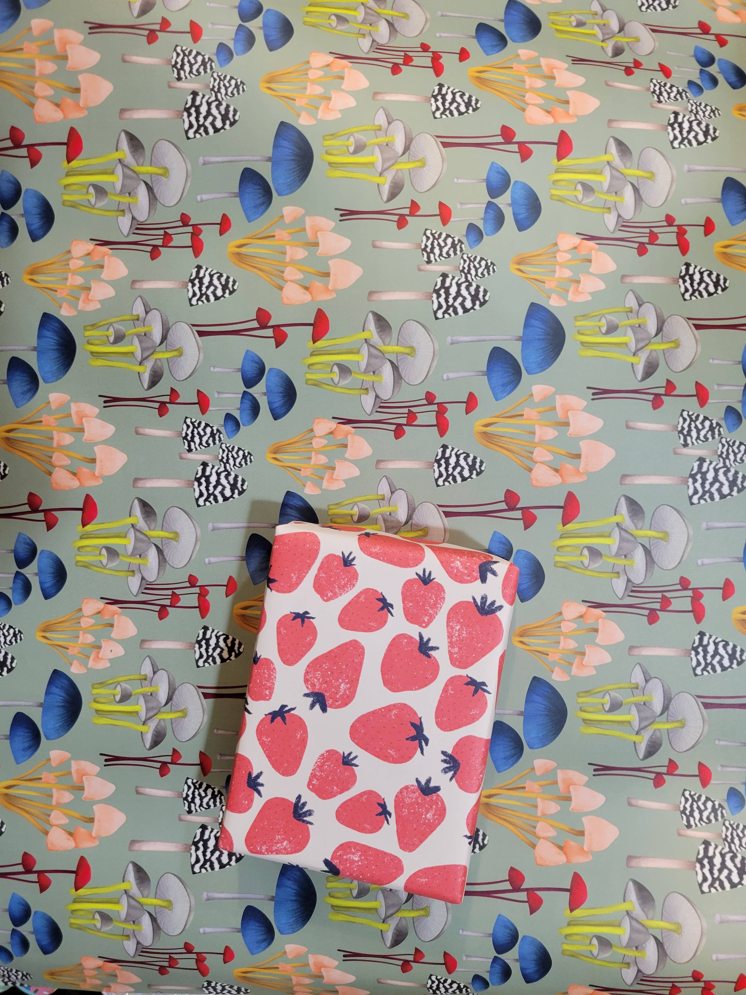 beve! - Wholesale Inpakpapier - Paddestoel op zachtgroene geschenkverpakkingen1