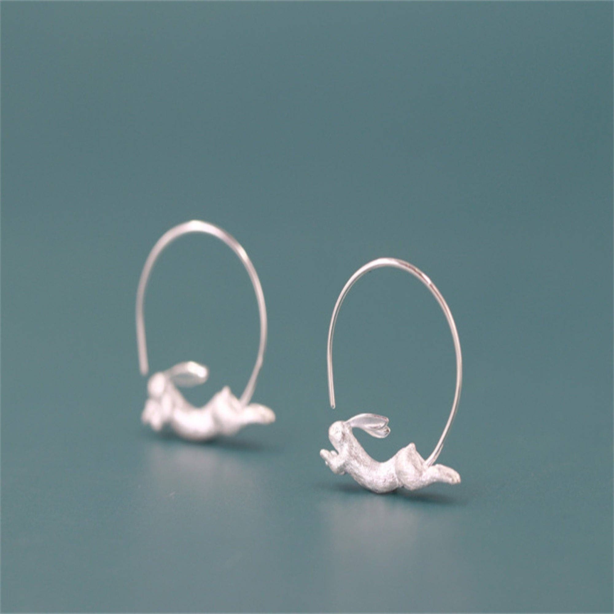 Perimade & Co. LLC - Venta al por mayor Pendientes de aro - Aros de plata esterlina con diseño de conejo en plata 9252