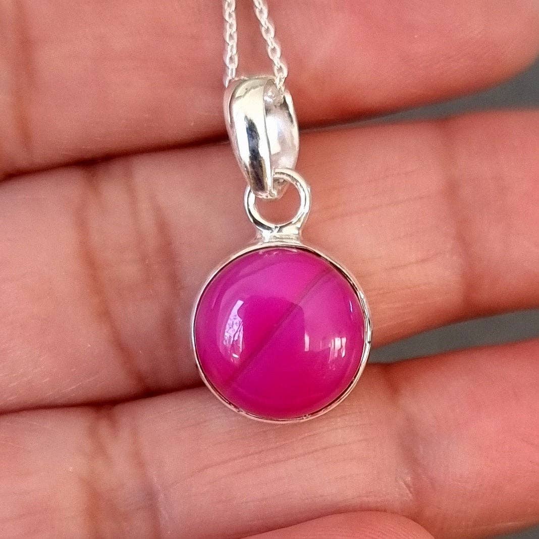 Mistry Gems – wholesale Pendant/charm necklace – Small Round HOT Pink Agate Pendant | Sterling Silver, PAGP244