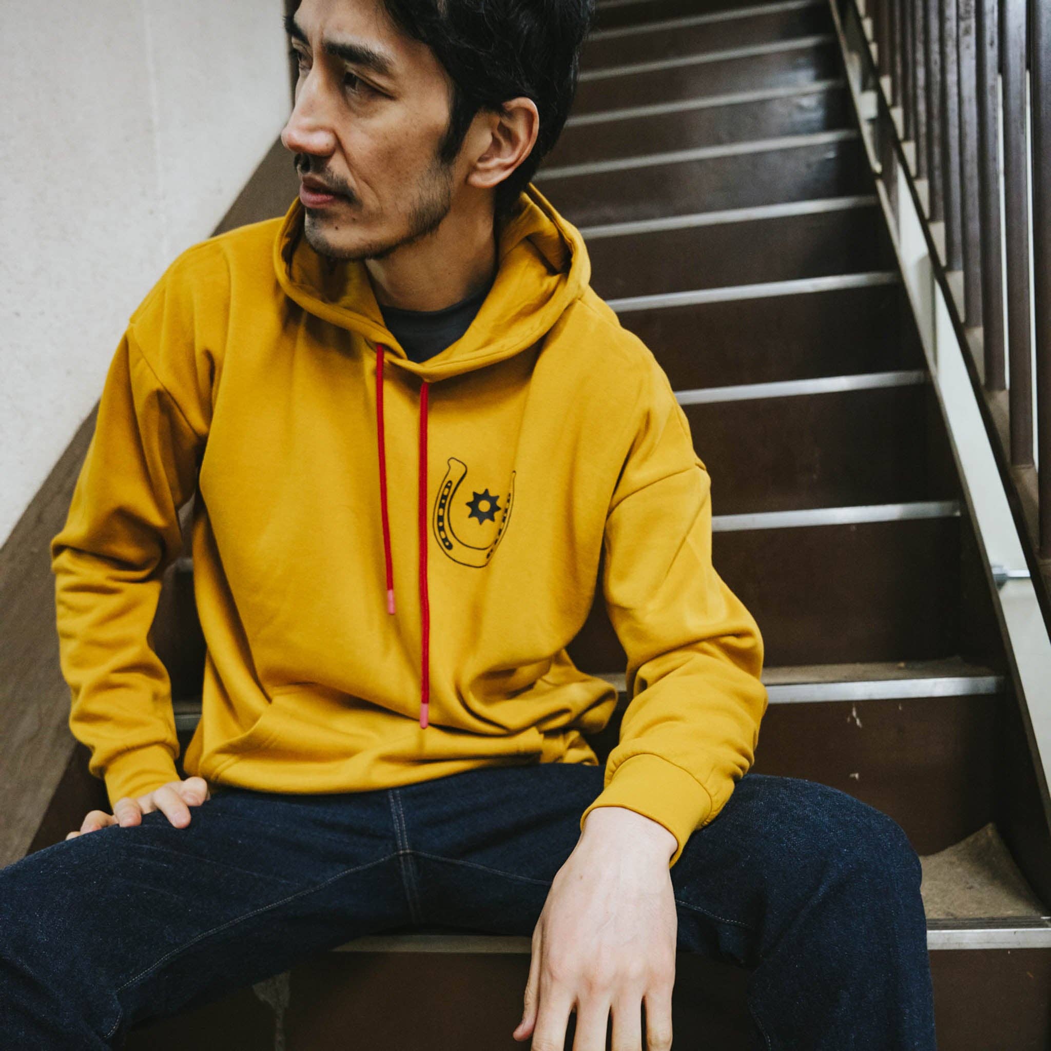 Goldenrod Camisola com Capuz Sem Sorte para venda a revendedores na Faire3