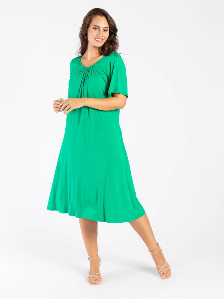 Solid viskosekjole med rund hals og rynket front for engroshandel hos Clara G.